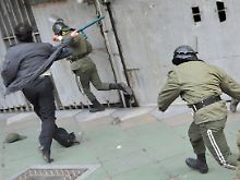 ... Prügeleien mit der Polizei. Diese Bilder haben keinen Seltenheitswert.