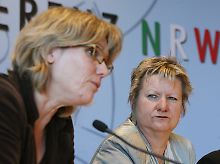 Die Grünen-Spitzenkandidatin zur Landtagswahl und Fraktionsvorsitzende Sylvia Löhrmann (r) und die Landesvorsitzende Daniela Schneckenburger (l) wittern bereits Chancen auf einen Platz in der Regierungskoalition.