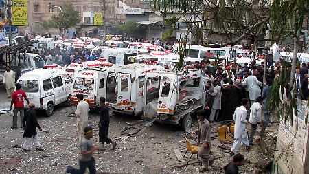 Am höchsten Feiertag der Muslime schiitischen Glaubens kommt es in Karachi zu einem Anschlag auf die Prozession.