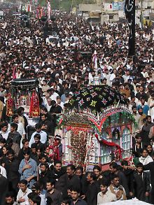 Mit dem Aschura-Fest, das am zehnten Tag des Trauermonats Muharram stattfindet, erinnern die Schiiten an den Tod von Imam Hussein.
