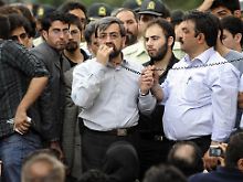 Auch der Mussawi-Berater Alireza Beheshti (Mitte) wurde abgeführt (Archivfoto vom 28. Juni 2009).