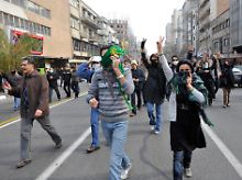 Ausländischen Journalisten ist das Fotografieren der Demonstrationen untersagt, nur private Aufnahmen - so wie diese aus Teheran - dringen aus dem Iran nach draußen.
