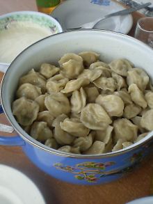 Wann der "Pelmen" in der russischen Küche auftauchte, weiß wohl niemand genau. Da er aber nie einzeln daher kommt, gibt es ihn eigentlich nur in der Pluralform: Pelmeni.
