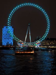 Silvester in der britischen Hauptstadt: Das beleuchtete "London Eye" von der Themse aus gesehen.