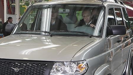 Berlusconi wird sich wahnsinnig über ein russisches Auto freuen.