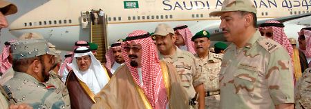 Mit eigener Agenda: Der saudische König Abdullah bei einem Truppenbesuch nahe der jemenitischen Grenze.