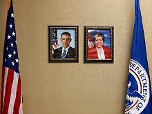 Porträts von Barack Obama und Heimatschutzministerin Janet Napolitano.