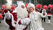 In Bischkek, der Hauptstadt Kirgisistans, begrüßen Väterchen Frost und Snegurotschka, das neue Jahr.