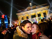 Böller, Küsse und winterliches Weiß in der Hauptstadt.