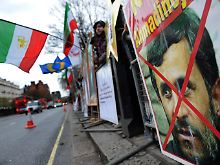 Oppositionelle Exil-Iraner bei Protesten in London.
