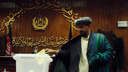 Ein afghanisches Parlamentsmitglied bei der Abgabe seiner Stimme.  für - oder gegen - die Ministervorschläge von Präsident Karsai.
