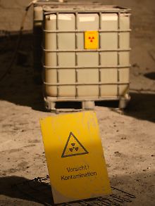 Ein Behälter mit Cäsium-137-kontaminierter Flüssigkeit steht in der Schachtanlage Asse.