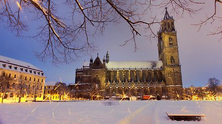 Blick über den schneebedeckten Domplatz.