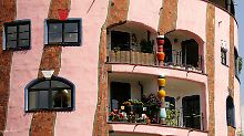 Die sogenannte Grüne Zitadelle in der Landeshauptstadt von Sachsen-Anhalt ist das letzte große Bauprojekt des österreichischen Künstlers Friedensreich Hundertwasser (1928-2000).