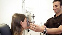Der Augenoptiker ist mehr als ein Brillenverkäufer - er muss technisches Verständnis haben, aber auch erkennen, welche Sehprobleme der Kunde hat. (Bild: ZVA/dpa/tmn)