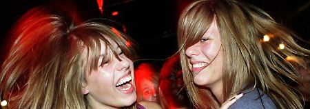 Die Zwillinge Rosa (l) und Lara kennen die Blicke, die sie auf sich ziehen.