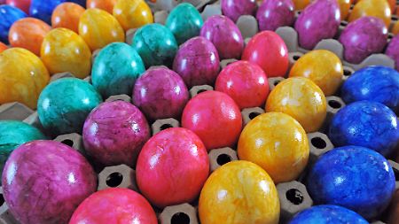 Gefärbte Eier in der Thüringer Frischeier GmbH in Wandersleben. In der Ostersaison werden hier rund 20 Millionen bunte Eier ausgeliefert.