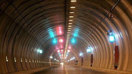 Der Rennsteigtunnel unterquert den Kamm des Thüringer Waldes. Er ist 7,916 km lang und damit der längste Straßentunnel Deutschlands.