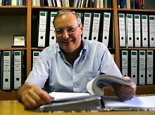 Dr. Efraim Zuroff ist der Leiter des israelischen Büros des Simon Wiesenthal Center. Er veröffentlich den jährlichen "Status Report" über die weltweite Suche nach NS-Kriegsverbrechern. Darin enthalten ist die Liste der meistgesuchten NS-Kriegsverbrecher.