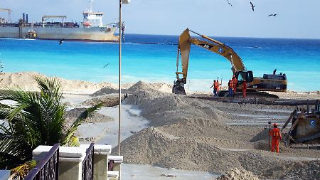 Bagger verteilen weißen Sand an den Stränden Cancuns. Der Saugbagger hinten holt Tausende Kubikmeter Sand von den Bänken der Insel Cozumel heran und pumpt das Sand-Wasser-Gemisch an den Strand der Hotelzone von Cancun. Wirbelstürme hatten das "weiße Gold" immer wieder weggespült.