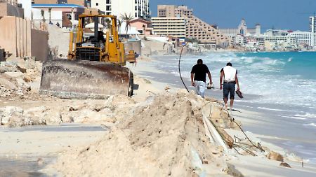 Wiederaufbau in Cancun nach Hurrikan "Wilma" (Dezember 2005)