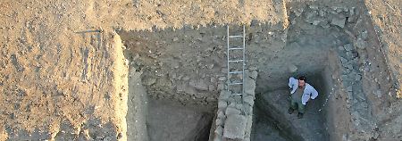 Eine in der legendären antiken Stadt Troja von Tübinger Archäologen freigelegte Torwange des Troia VI-Verteidigungsgrabens (Archivbild vom19.08.2009).