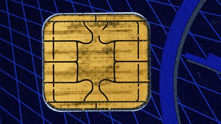 Speicherchip auf einer Kreditkarte: Millionen Bankkunden haben weiter Ärger mit ihren EC-und Kreditkarten. Wegen eines Softwarefehlers kann es noch in den nächsten Tagen Probleme geben.