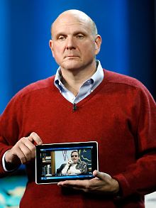 Microsoft-Chef Steve Ballmer präsentiert stolz den HP-Tablet-Rechner.