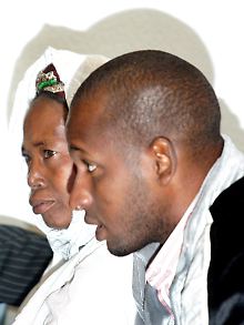 Die Mutter des getöteten Afrikaners Ouri Jalloh und dessen Bruder Mamadou sind Nebenkläger.