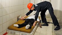 Der Brandsachverständige Klaus Steinbach bereitet im Feuerwehrinstitut in Heyrothsberge bei Magdeburg einen Versuch zur Rekonstruktion des Brandes vor (Archivbild 2008).