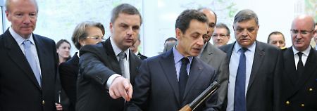 Nicolas Sarkozy besucht ein Polizeirevier.