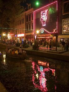 Das Amsterdamer Rotlichtviertel bei Nacht (Archivaufnahme).