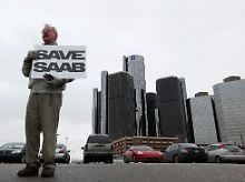 Die Hoffnung stirbt zuletzt: ein Demonstrant vor der Detroiter GM-Zentrale.