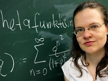 Die Mathematikprofessorin Kathrin Bringmann hat schon mehrere Auszeichnungen für Ihr Können erhalten. 