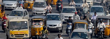 Rushour im südindischen Hyderabad: Das Marktpotenzial lockt die Konzerne an.