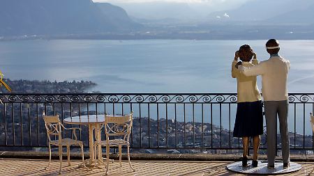 Die Hotels in Genf sind durchschnittlich am teuersten. (Figuren auf der Terrasse des Mirador Kempinski in Mont-Pelerin am Genfer See.