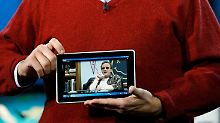 Steve Ballmer mit einem Prototypen des HP Slate, der noch in diesem Jahr auf den Markt kommen soll.