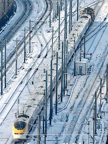 Der Eurostar wird in Folkestone, Kent, aus dem Kanaltunnel gezogen.