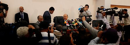 Vize-Ministerpräsident Rschad al-Alimi (M.) bei der Pressekonferenz in Sanaa.