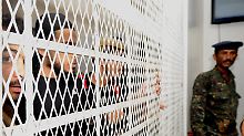 Jemenitische Mitglieder des Terror-Netzwerkes Al Kaida sitzen am 29.12.2009 in einem Gericht in Sanaa hinter Gittern.