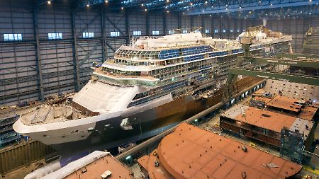Die "Celebrity Eclipse" - hier in der Meyer Werft in Papenburg - soll Ende April auf Jungfernfahrt gehen.