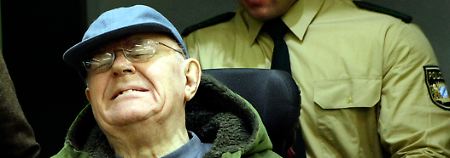 John Demjanjuk muss sich wegen Beihilfe zum Mord in 27.900 Fällen verantworten. 