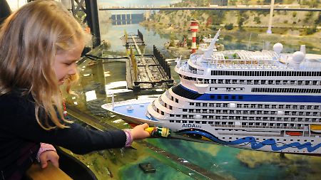 Einmal getauft ist die "Aidablu" schon: Das Mädchen Nikola spielte Patin für das Modell im "Miniaturwunderland" in Hamburg. Am Original soll die Champagnerflasche am 9. Februar zerschellen.