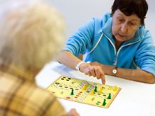 Auch Gesellschaftsspiele ist eine Maßnahme, um Demenz aufzuhalten. 