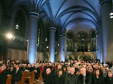 Zahlreiche Menschen nehmen am 08. Januar im Essener Dom am Gottesdienst zum Auftakt des Kulturhauptstadtjahres teil.