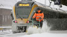 Viele Züge kommen bei dem Schnee nicht weiter.