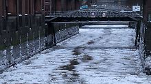 Die Fleete in der Hamburger Speicherstadt sind mit Eis und Schnee bedeckt.