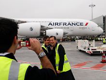Kommen vielleicht gerade vom Betriebsurlaub aus der Karibik zurück: Fröhliche Air-France-Mitarbeiter Pariser Drehkreuz "Charles de Gaulle".