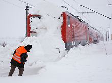Ein Zug der Deutschen Bahn steckte bei Anklam, Mecklenburg-Vorpommern, auf der Strecke von Stralsund nach Berlin in einer Schneewehe fest.