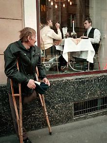 Ein Bettler vor einem Restaurant in Moskau.